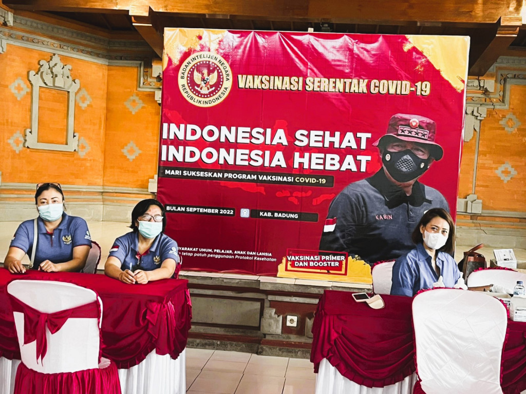 Kegiatan vaksinasi boster di Kantor Lurah Benoa bekerjasama dengan BIN dalam rangka percepatan vaksinasi masyarakat umum dan nakes